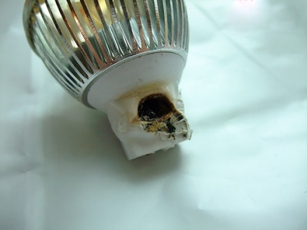 Khi bộ tản nhiệt kém hay nhiệt độ quá cao có thể khiến đèn cháy hỏng